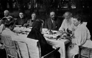 Tolstoy family gathering, 1905; Tchertkov to Tolstoy’s right; photographer unknown.